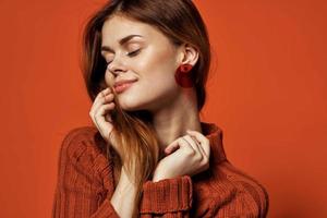 bonito mujer rojo pendientes joyería productos cosméticos posando foto