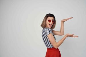 mujer vistiendo Gafas de sol gesticulando con manos lujo verano Moda foto