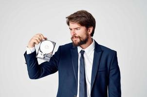 un hombre en un traje con un difícil conducir información recuperación emociones foto