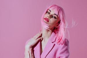 belleza Moda mujer atractivo Mira rosado peluca elegante ropa rosado antecedentes inalterado foto