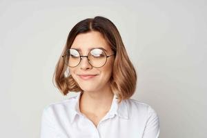 bonito mujer en blanco camisa vistiendo lentes gerente oficina trabajo foto