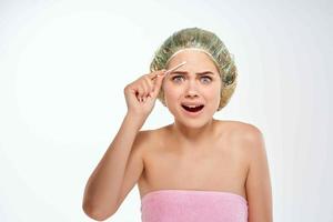 mujer con desnudo espalda algodón torunda facial dermatología foto