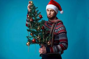 hermoso hombre en un Navidad blanco Bosquejo póster estudio posando foto