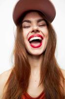 retrato de un mujer en un gorra sonrisa cerrado ojos encanto modelo foto