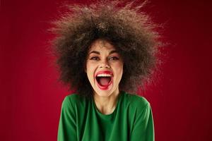 positivo joven mujer con Rizado pelo mueca posando emoción estudio modelo inalterado foto