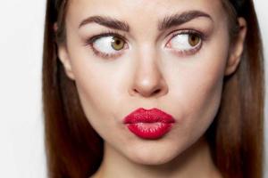 retrato de mujer de cerca Mira aparte rojo labios foto