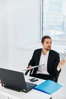 gerente trabajo en el oficina en frente de un ordenador portátil ejecutivo foto