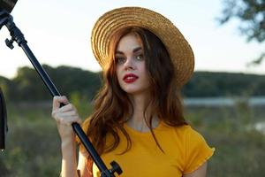 bonito mujer rojo labios cámara trípode sombrero naturaleza foto