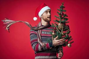 hombre vistiendo Navidad ropa Navidad árbol decoración fiesta foto