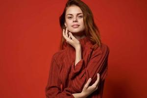 mujer en rojo suéter estilo de vida glamour productos cosméticos rojo antecedentes foto