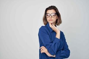 elegante mujer con lentes en azul camisa Moda ligero antecedentes foto