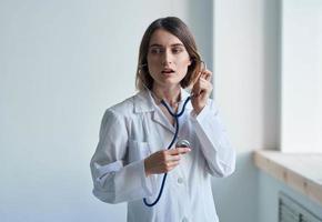 enfermero en un médico vestido y un estetoscopio alrededor su cuello sonrisa retrato foto