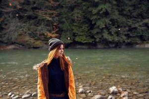 mujer turistas amarillo chaqueta naturaleza río viaje otoño foto