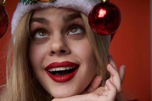 mujer rubia con rojo labios glamour productos cosméticos Navidad de cerca foto