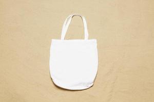 Bosquejo comprador bolso playa arena antecedentes. parte superior ver Copiar espacio compras eco reutilizable bolsa. tienda de comestibles accesorios. modelo blanco parte superior ver blanco algodón material lona paño. vacío Bosquejo playa tela foto