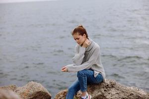 retrato de un mujer suéteres nublado mar admirativo naturaleza relajación concepto foto