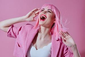 positivo joven mujer rosado chaqueta participación pelo productos cosméticos estudio modelo inalterado foto