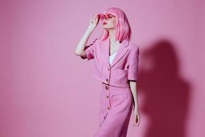 bonito joven hembra gesticulando con manos rosado chaqueta estilo de vida glamour estudio modelo inalterado foto
