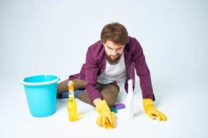 hombre vistiendo caucho guantes limpieza interior Servicio profesional foto