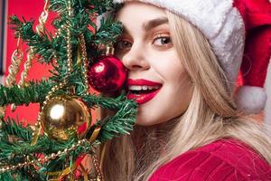 bonito mujer con brillante maquillaje Navidad fiesta rosado antecedentes decoración juguetes foto