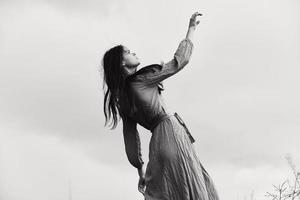 mujer largo peinado en al aire libre Boda vestir negro y blanco foto