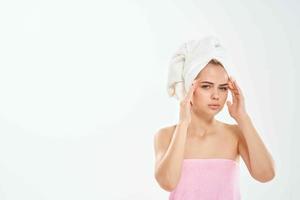 mujer participación cara con toalla en cabeza limpiar piel dermatología foto
