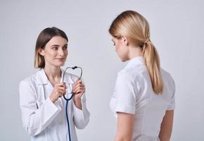 el paciente se queja a el médico a será y un azul estetoscopio foto