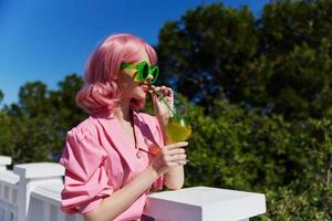 retrato de hermosa mujer disfrutando un vistoso cóctel hotel terraza Bebiendo alcohol foto