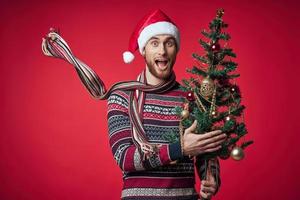 hombre en nuevo años ropa Navidad árbol juguetes fiesta nuevo año foto