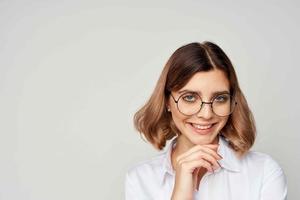 negocio mujer en blanco camisa vistiendo lentes oficina profesional foto