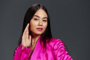 joven mujer en un rosado vestir lujo de cerca brillante maquillaje estilo de vida foto