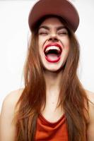 hermosa mujer en un gorra divertido cerrado ojos sonrisa modelo de moda ropa foto