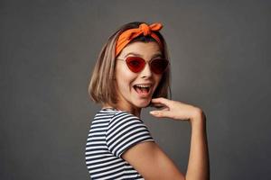 mujer vistiendo Gafas de sol con vendaje en cabeza Moda moderno estilo aislado antecedentes foto