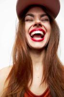 retrato de un mujer en un gorra alegría emoción sonrisa divertido atractivo Mira foto