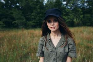 mujer en gorra y camisa recortado ver de cerca naturaleza foto