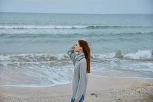 hermosa mujer solo por el Oceano nublado clima inalterado foto