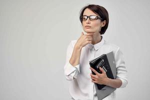 mujer en blanco camisa secretario oficina ejecutivo ligero antecedentes foto