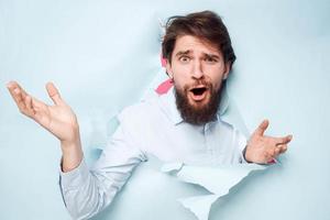 barbado hombre en camisa oficina carrera trabajo emociones de cerca foto