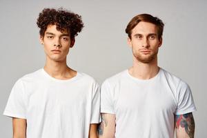 dos amigos en blanco camisetas divertido emociones aislado antecedentes foto