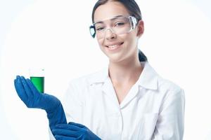 alegre mujer laboratorio asistente en un blanco Saco investigación Ciencias diagnósticos foto