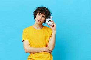 hombre amarillo camiseta con palanca de mando vídeo juegos estilo de vida entretenimiento foto