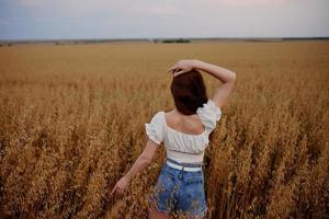 mujer caminando en el campo paisaje libertad espalda ver foto