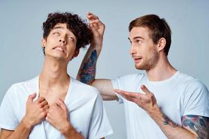 dos amigos en blanco camisetas juntos estilo de vida emociones divertido foto