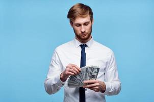 hombre en blanco camisa haz de dinero riqueza dolares Finanzas foto