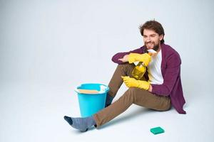 hombre en el piso con un azul Cubeta deberes estilo de vida profesional foto