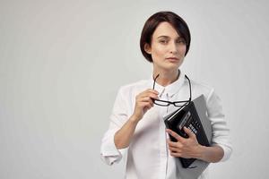 mujer en blanco camisa secretario oficina ejecutivo ligero antecedentes foto