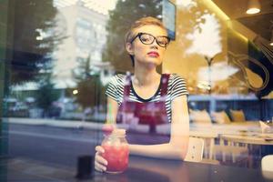 mujer sentado en un café con un cóctel uno estilo de vida ocio foto