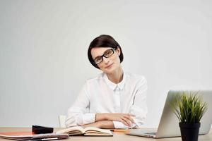 mujer de negocios a el escritorio con lentes auto confianza estudio estilo de vida foto