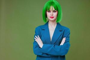 bonito joven hembra atractivo Mira verde peluca azul chaqueta posando verde antecedentes inalterado foto
