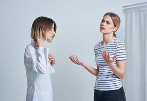 mujer médico y paciente salud problemas médico vestido ayuda foto